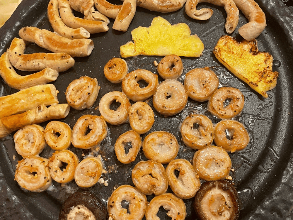 Ajithu nổi tiếng với món lòng bò thơm béo, giòn rụm cùng các món chuẩn vị Hàn khác (Nguồn: Ajithu-아지트막창)